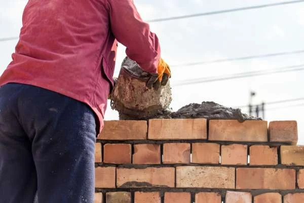 Кладка кирпича цементным раствором
