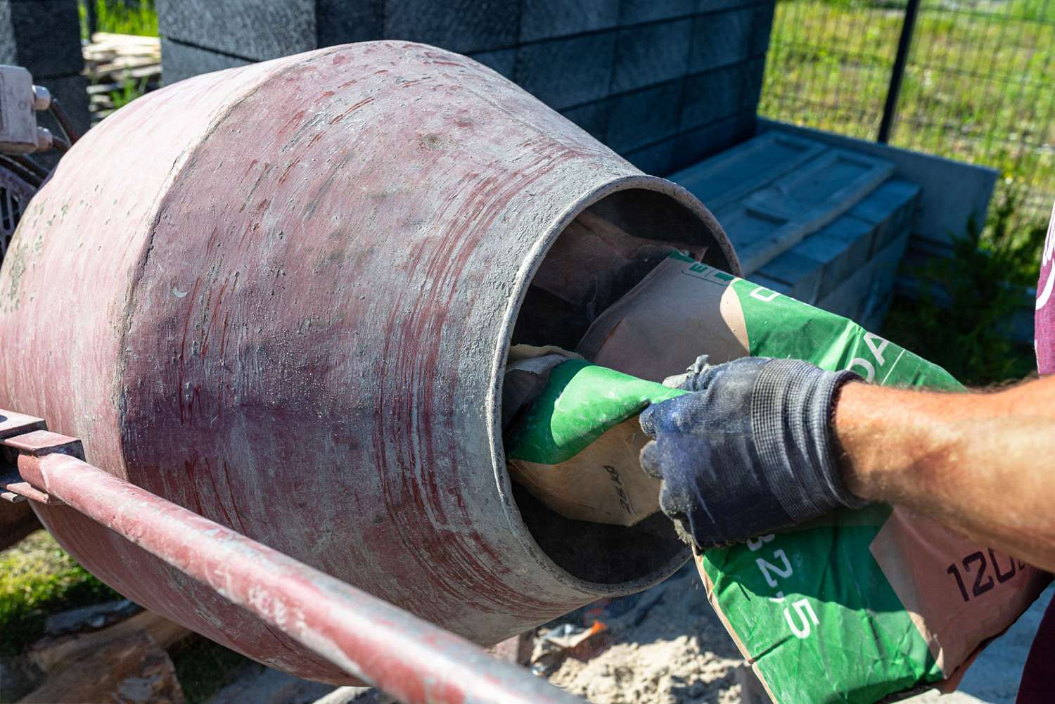 бетономешалка с бетоном